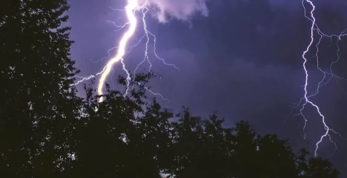 El rayo que impactó una ciudad francesa: vídeo viral con un sorprendente desenlace