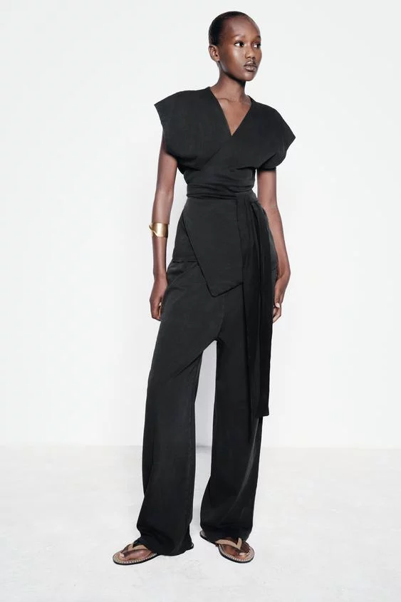 5 nuevos conjuntos monocolor de Zara que estilizan la figura y son ideales para terminar el verano 1 Moncloa 02335653822 p Moncloa