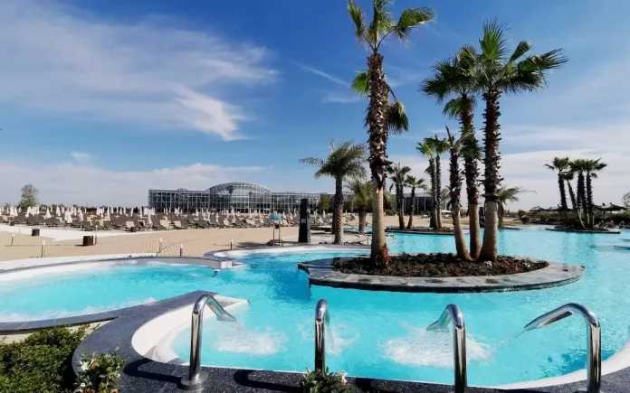 Relájate por sólo 9 euros en el balneario más grande de Europa con 8 piscinas termales y jardines exóticos