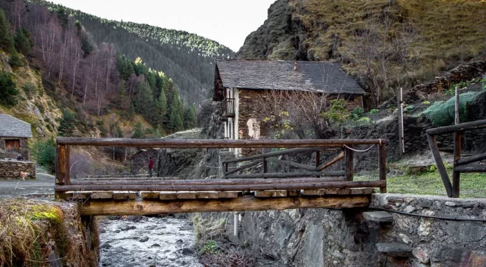 El pueblo de 3 casas sin cobertura que se aisló del mundo para huir del turismo macabro