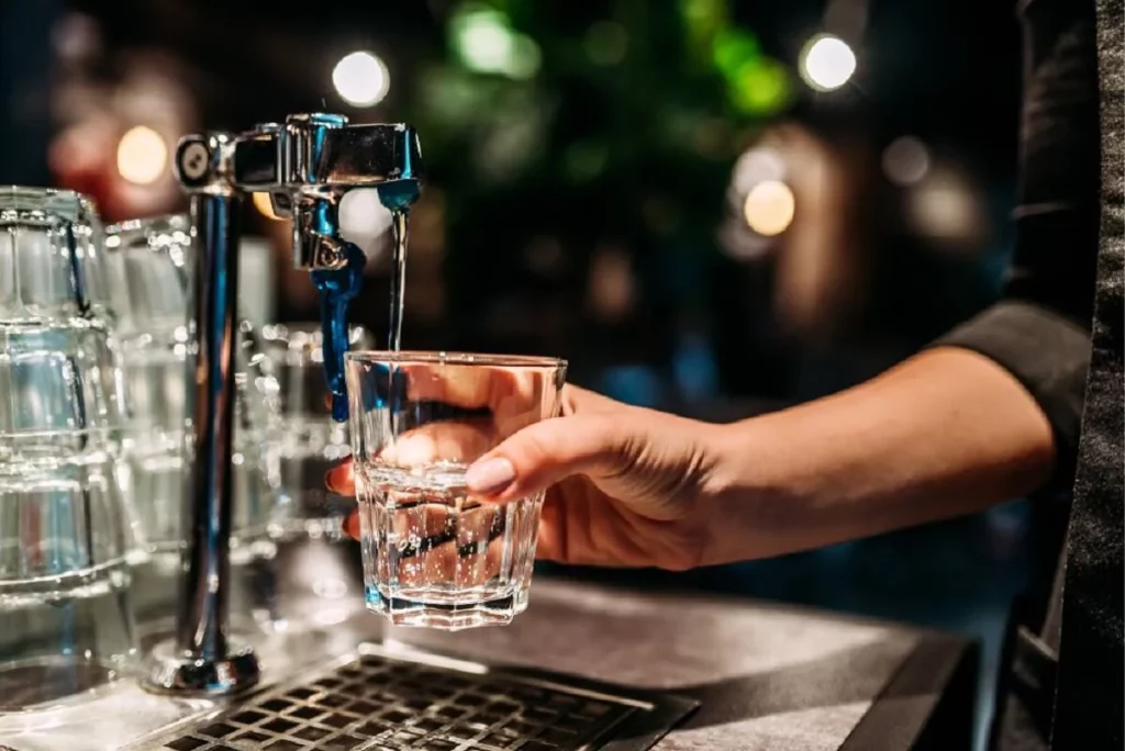3 cargos que nunca deberían estar en tu cuenta en bares y restaurantes 1 Moncloa Los cargos que no deben incluirse en la cuenta final