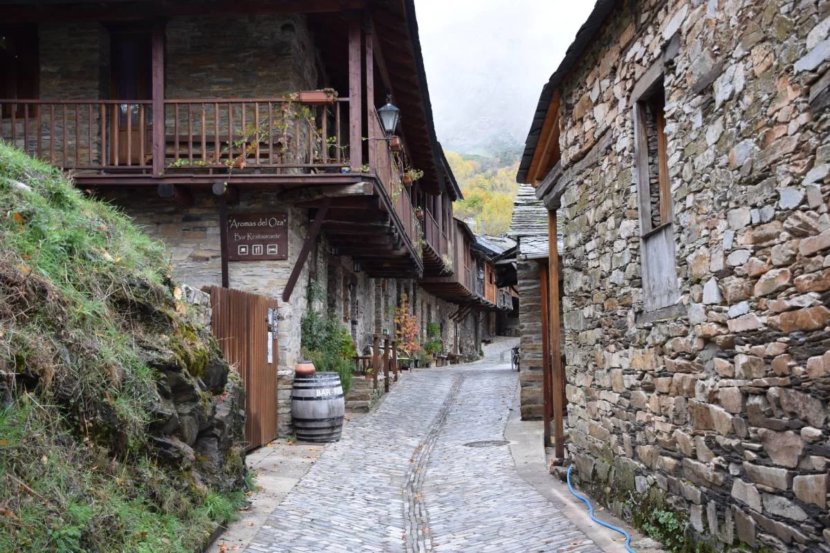 ChatGPT elige el pueblo más bonito de Castilla y León: ni Pedraza ni Frías están en la lista