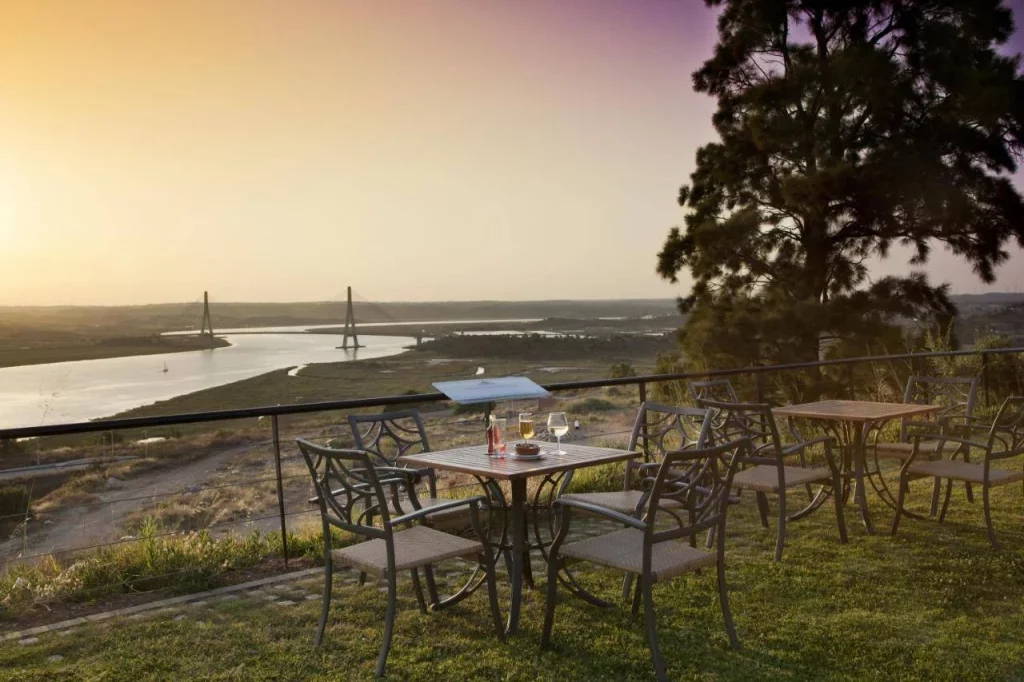 Andalucía tiene el Parador más barato para septiembre: vistas impresionantes en un rincón paradisíaco junto a Portugal 1 Moncloa Cuál es el hospedaje más asequible de Andalucía con vistas de ensueño