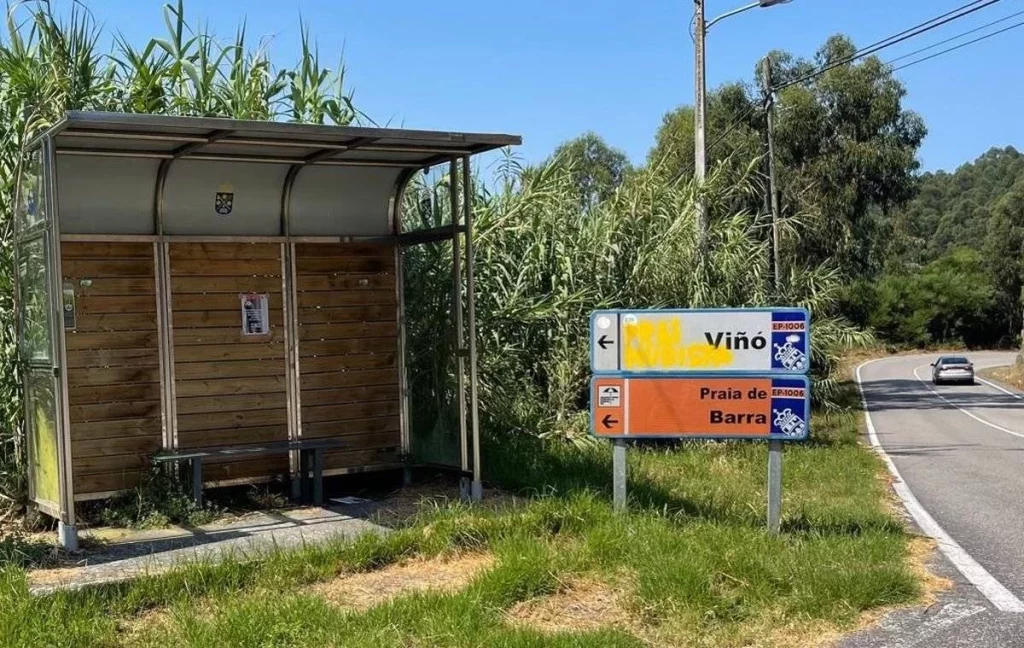 Playa en conflicto: nudistas y textiles chocan en una guerra inesperada en Cangas 1 Moncloa El mensaje de los nudistas por la apropiación de su playa