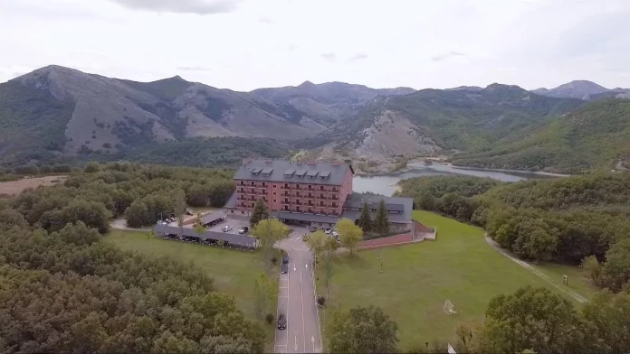 El Parador más barato de España para una escapada de otoño: una joya con vistas a un parque natural