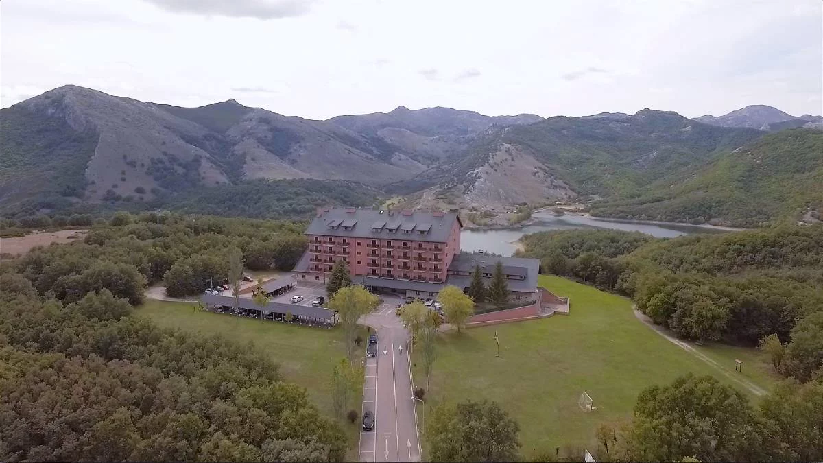El Parador más barato de España para una escapada de otoño: una joya con vistas a un parque natural