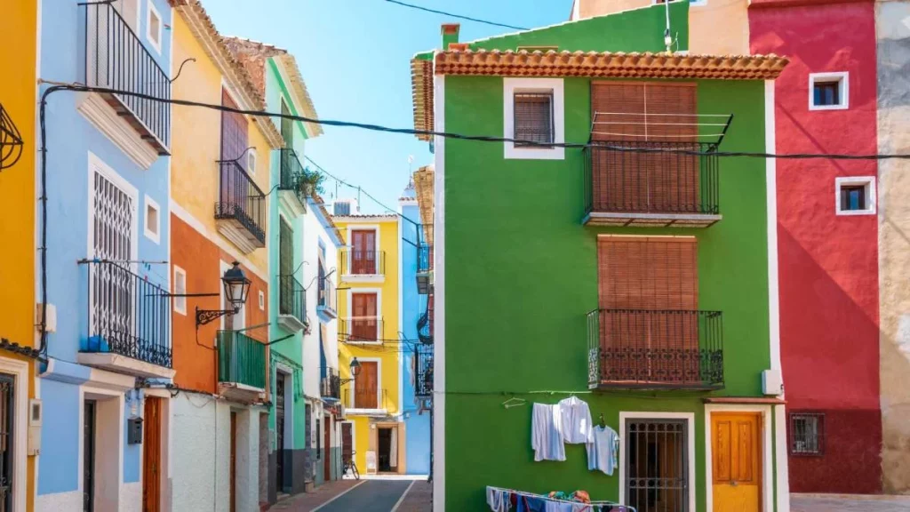 A un paso de Valencia: El pueblo con las playas más espectaculares y un manjar inigualable 1 Moncloa Los atractivos más destacados de Villajoyosa, la joya de Valencia