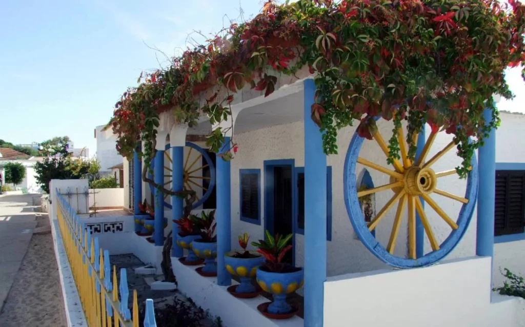 La isla de la paz y el camping más llamativo 