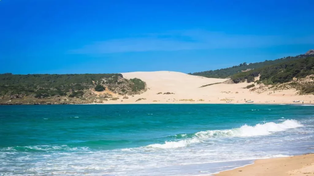A solo una hora de Cádiz tienes el pueblito con las playas vírgenes más hermosas para una escapada en septiembre 1 Moncloa Las playas más bonitas de Tarifa, la ciudad preferida de Cádiz