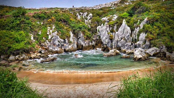 Mar turquesa y un metro de arena: la playita más coqueta de España te espera