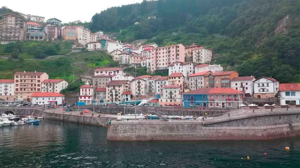 Un pequeño pueblo costero en Bizkaia tiene el restaurante con las hamburguesas más originales y vistas al mar 2 Moncloa Comida de lujo y las mejores vistas en este pueblo de Bizkaia