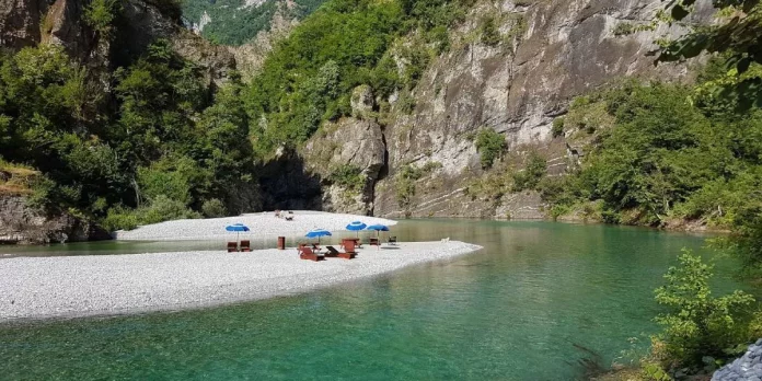 Un destino europeo barato que compite con Tailandia: aguas turquesas y fiestas sin fin