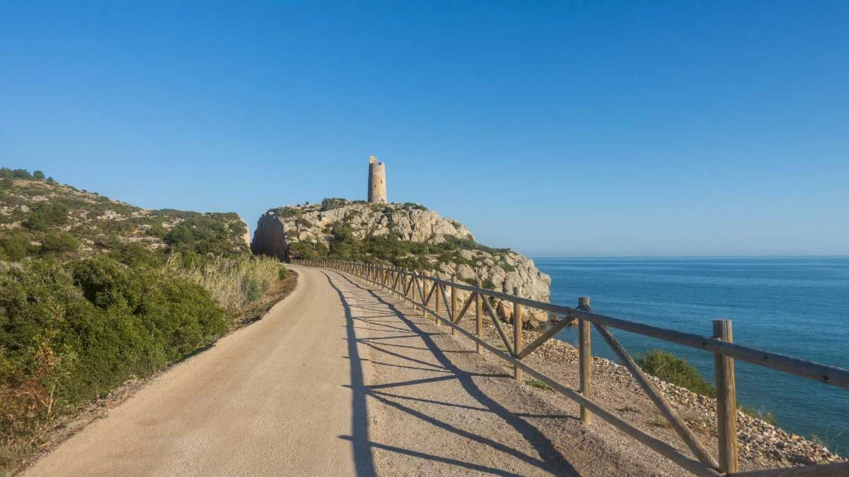 La ruta en España que lo tiene todo: vistas al mar, acantilados, barrancos y un poblado íbero