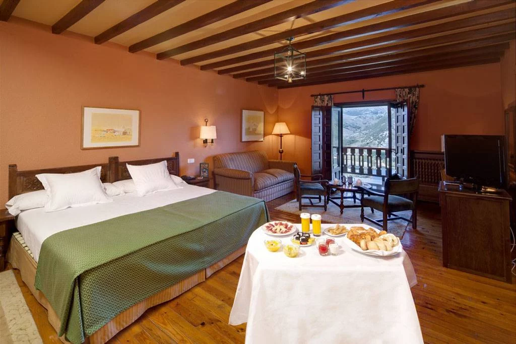 El Parador más barato de España para una escapada de otoño: una joya con vistas a un parque natural 2 Moncloa La mejor gastronomía en el Parador más económico de España