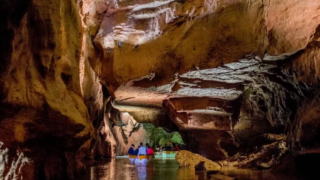 El río subterráneo más largo de Europa, a solo una hora de Teruel: precio de un paseo en barca 1 Moncloa Cómo llegar al río escondido más llamativo de Europa