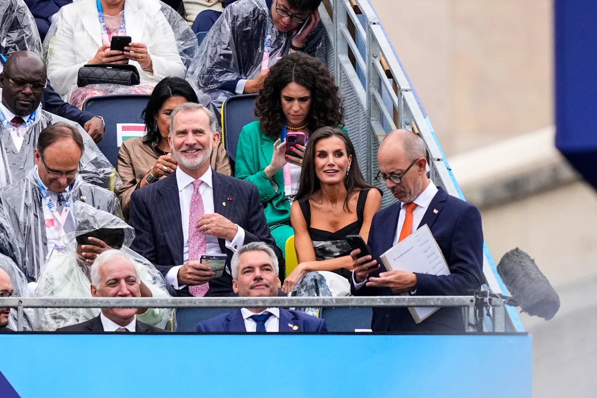 La Casa Real, con Felipe VI y la Reina Letizia, al frente, en la ceremonia de inauguración de los JJ OO de París 2024