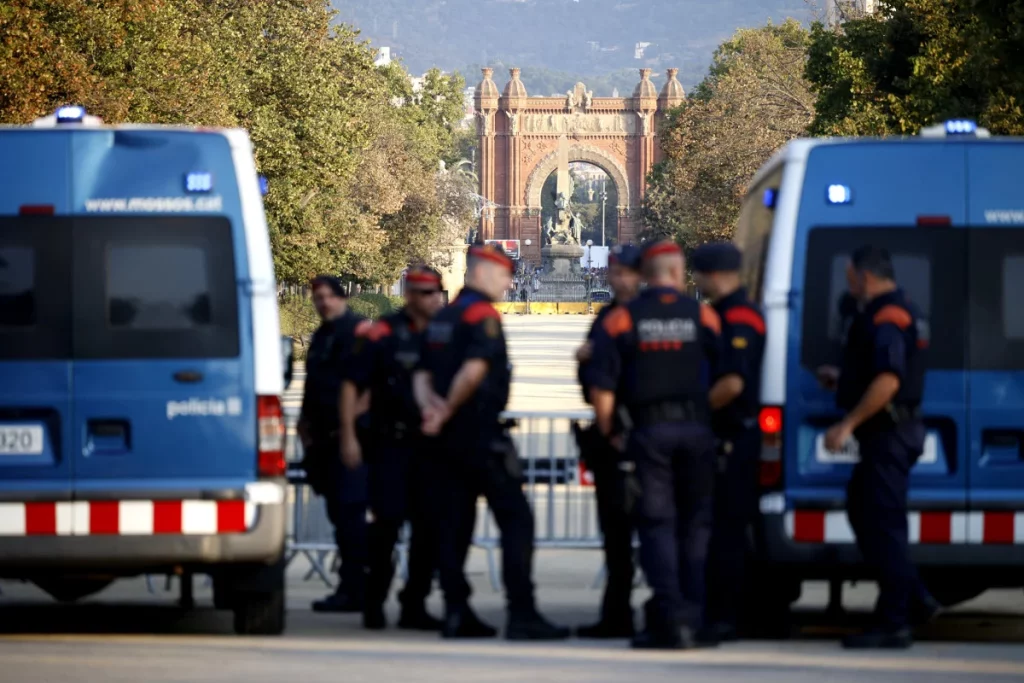 La retahíla de excusas del Gobierno, Elena y el jefe de los Mossos con la fuga de Puigdemont 1 Moncloa Agentes de los Mossos d'Esquadra, de charla y con su pasividad ante el mitin de Puigdemont