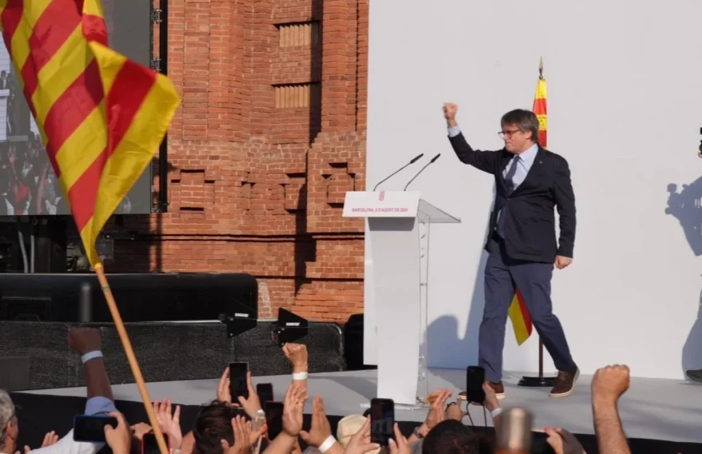 La escandalosa pasividad de los Mossos con Puigdemont y el veto de Marlaska: «El ridículo es indescriptible» 2 Moncloa Carles Puigdemont, en el estrado de Barcelona, con la pasividad de los Mossos