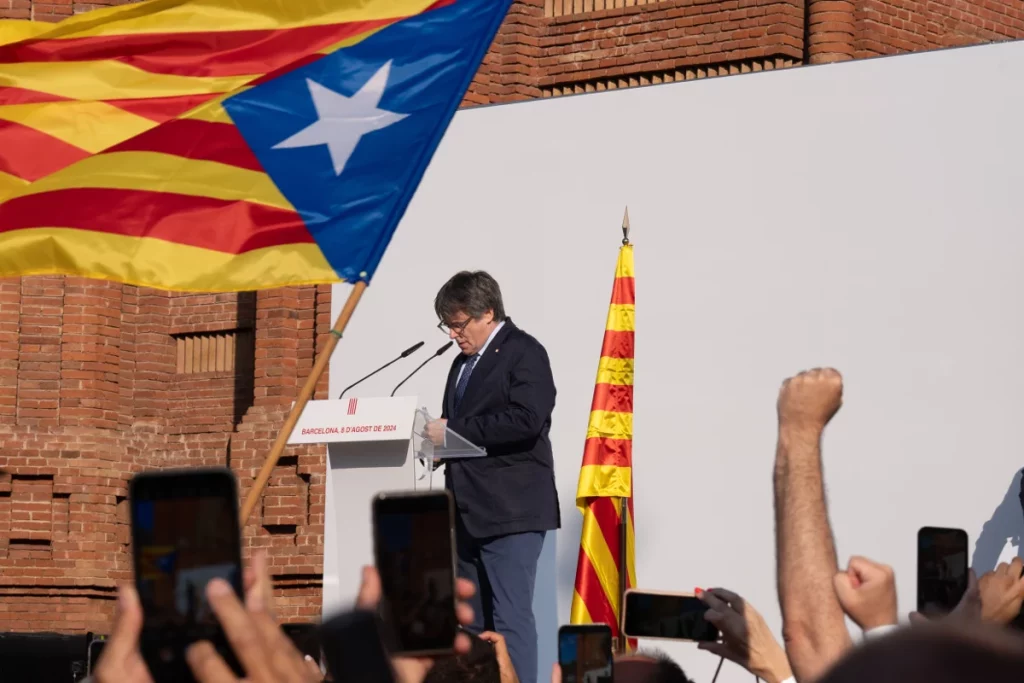 Los Mossos detenidos: uno de baja, otro de vacaciones y la mano derecha de Torra 1 Moncloa Carles Puigdemont en su vuelta a Barcelona desde el escenario montado por Òmnium Cultural