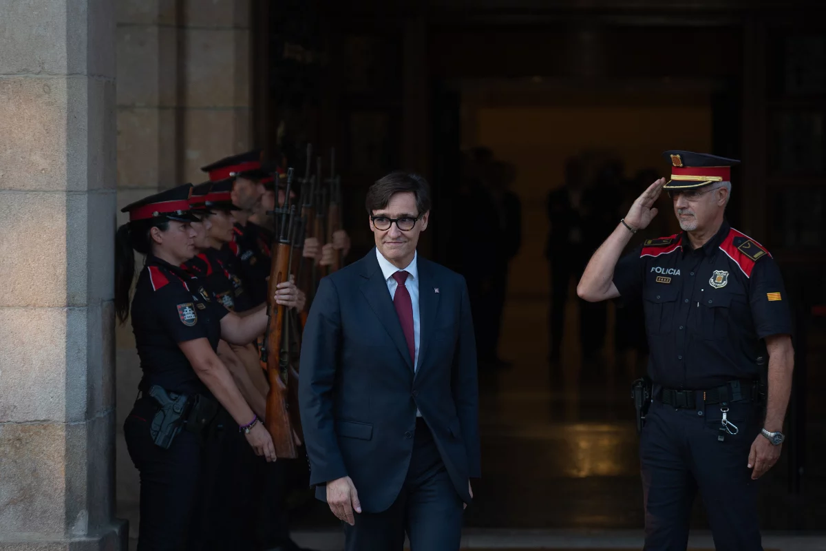 El Cuerpo de Guardia homenajea a Salvador Illa, nuevo presidente de la Generalitat
