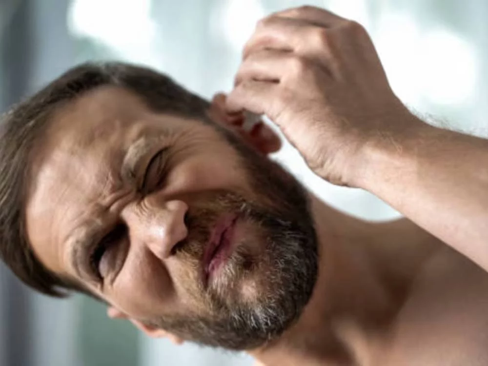 No te hagas daño: saca el agua del oído en la playa con este truco 2 Moncloa El daño de la otitis: cómo evitarla en verano