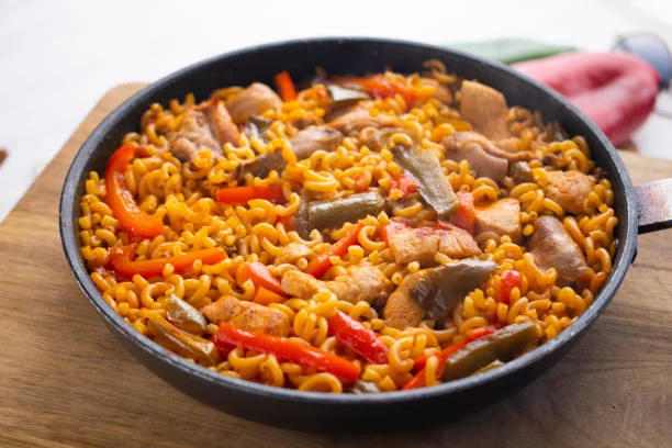 Fideuá de champiñones fácil y deliciosa para los días de pereza en la cocina