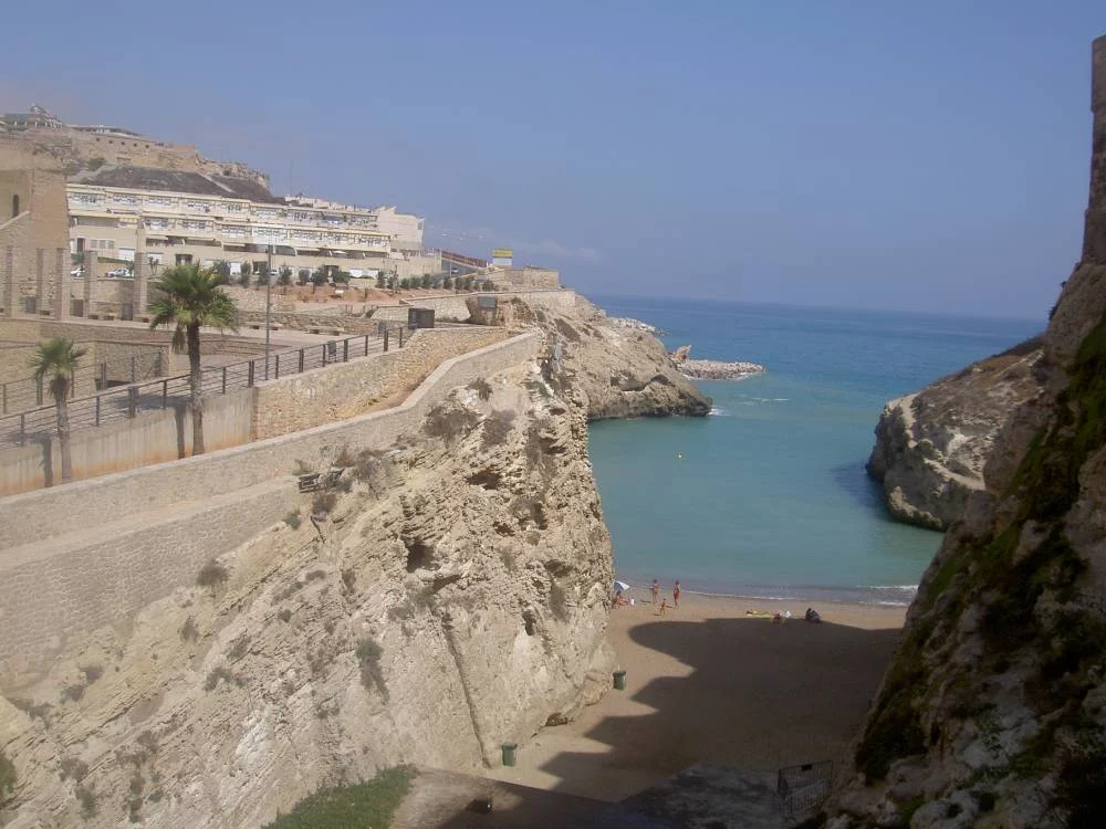 La ciudad costera de España perfecta para 2 días de vacaciones que es un secreto bien guardado para los turistas 1 Moncloa El foso de Santiago, otro de los atractivos de la ciudad escondida de España