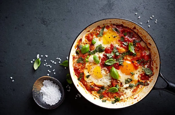 Huevos al plato: 3 recetas fáciles para una cena rápida 1 Moncloa Huevo al plato con jamón y chorizo