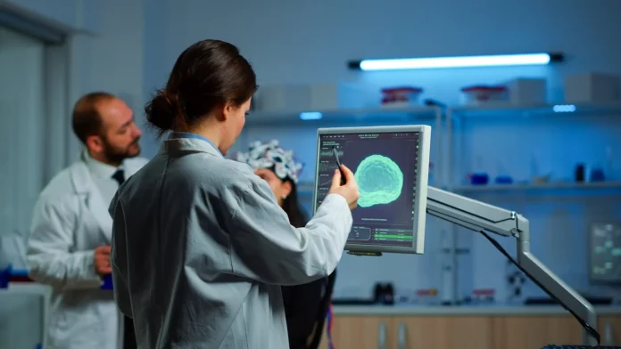 Medicina del futuro, hoy: implante cerebral con IA elimina la mitad de los síntomas del Parkinson