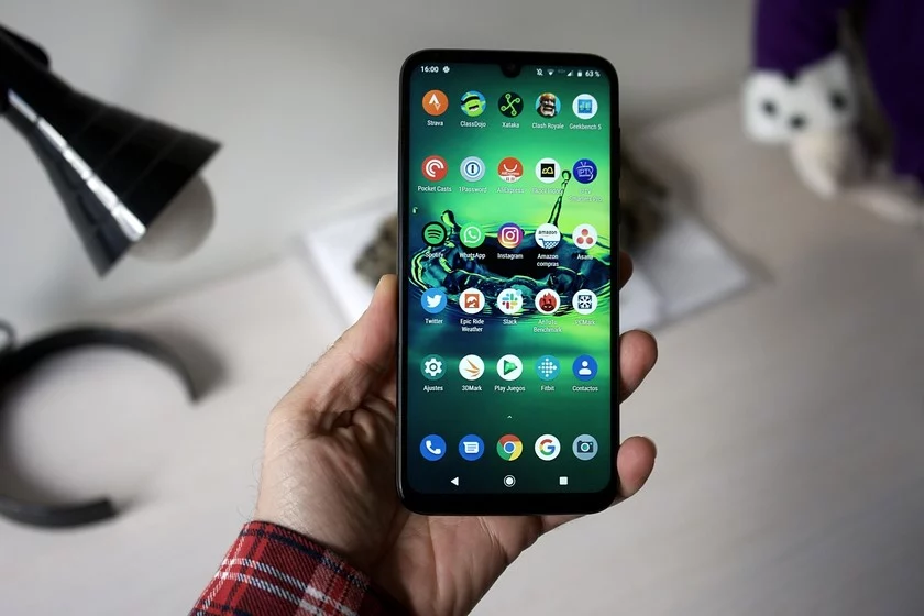 El móvil que lo tiene todo por poco más de 100 euros: 5G, pantalla grande y gran autonomía 2 Moncloa Rendimiento potente a un precio único