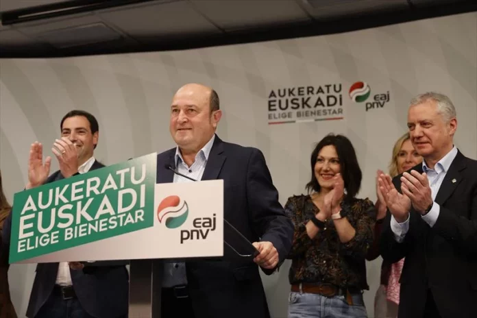 Ortuzar junto a Pradales y Urkullu.