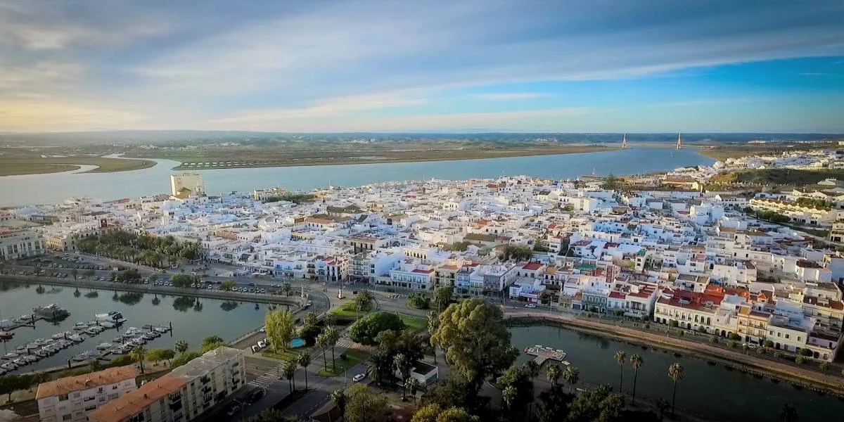 Andalucía tiene el Parador más barato para septiembre: vistas impresionantes en un rincón paradisíaco junto a Portugal