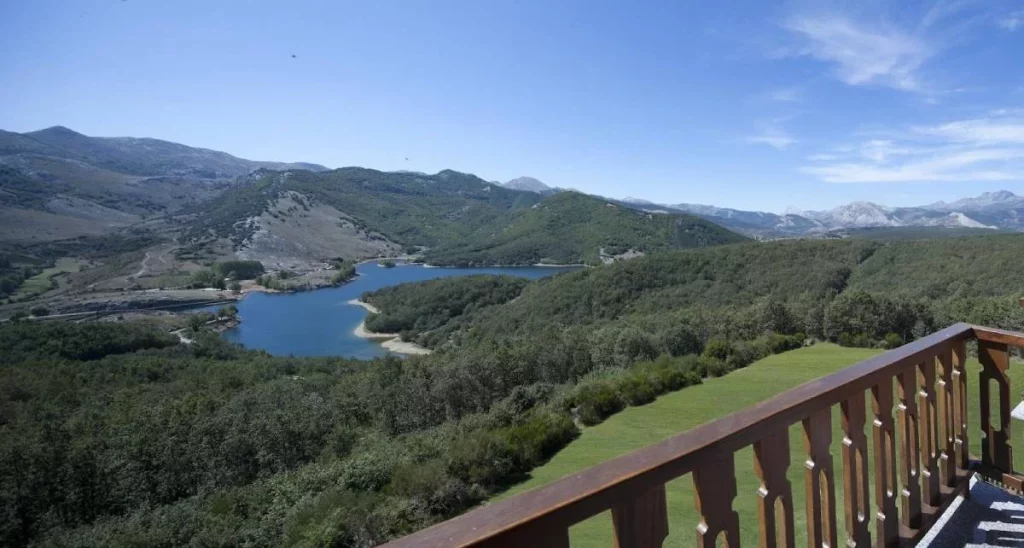 El Parador más barato de España para una escapada de otoño: una joya con vistas a un parque natural 5 Moncloa Cómo llegar al Parador Cervera de Pisuerga