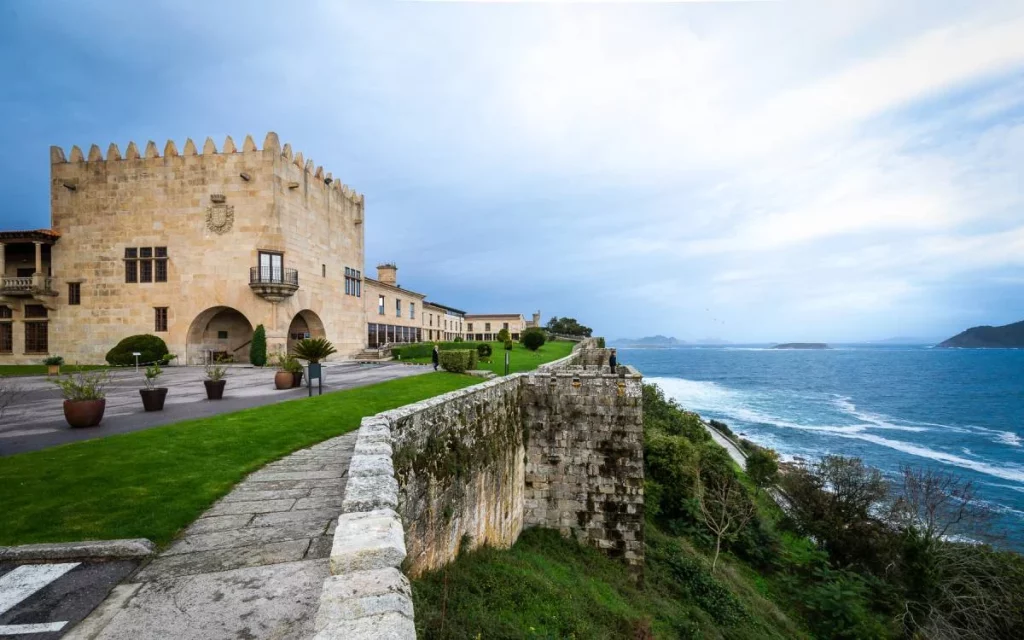El Parador más barato de España para una escapada de otoño: una joya con vistas a un parque natural 6 Moncloa Más que un Parador: todos los establecimientos de la historia