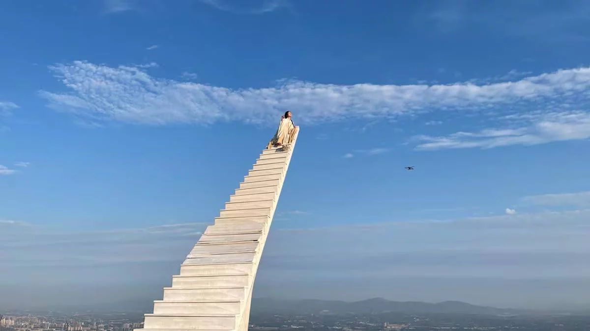 Esta escalera de más de 35 escalones en un precipicio pone a prueba a las parejas en este país