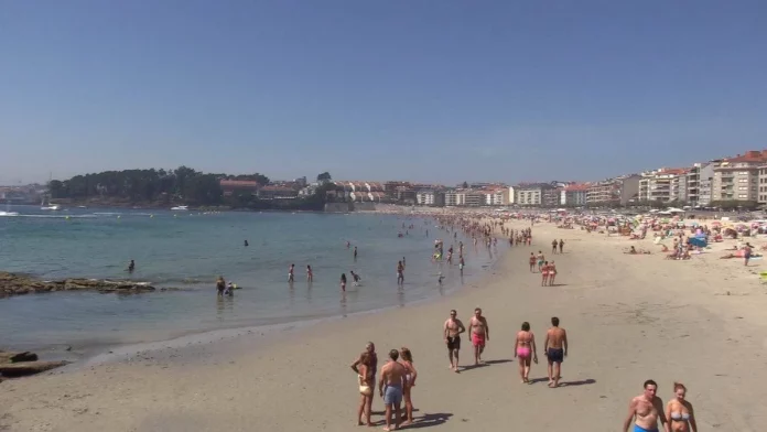 El enemigo oculto en las playas gallegas: se esconde bajo la arena y pica sin compasión