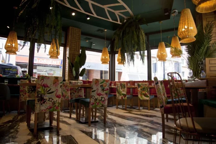 Come por menos de 10 euros y con bebida gratis en un restaurante a un minuto de la Gran Vía