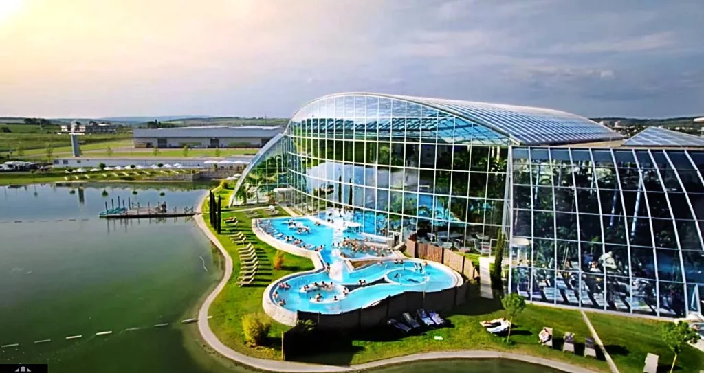 Relájate por sólo 9 euros en el balneario más grande de Europa con 8 piscinas termales y jardines exóticos 1 Moncloa Tres datos importantes para una mejor experiencia en el balneario Therme București