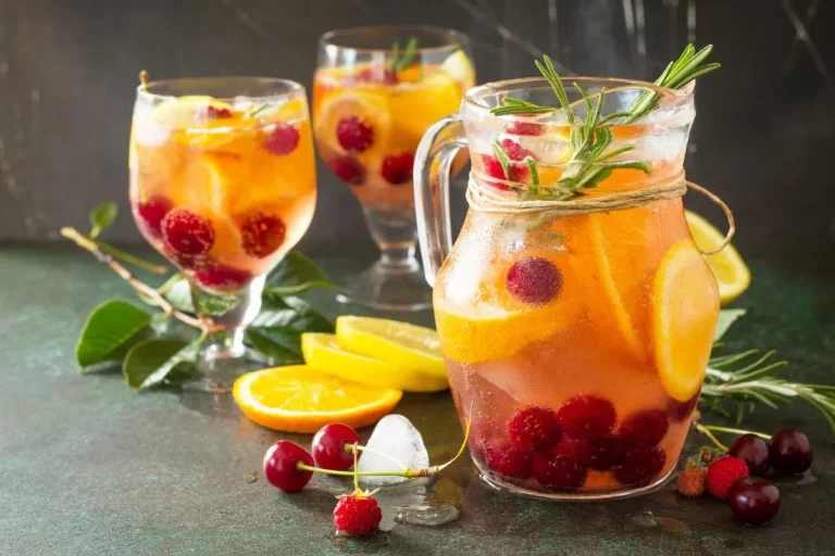 Aprende hacer este ligero y refrescante cóctel de cava y frutas