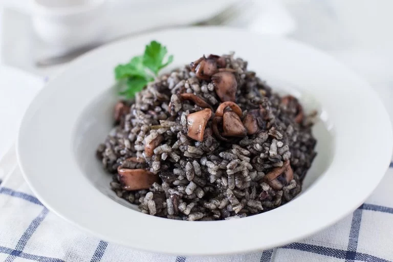 Aprende a hacer este delicioso arroz negro y sorprende con un plato diferente