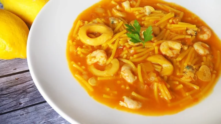 Esta cazuela de fideos a la marinera será el mejor plato que habrás probado en verano