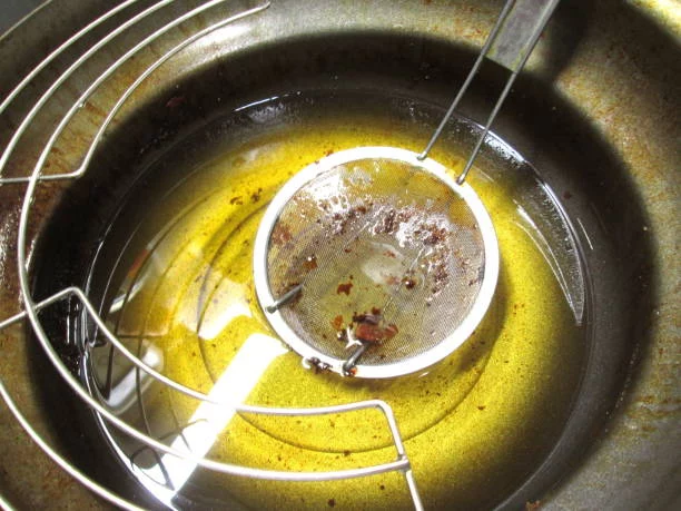 El aceite más peligroso en la dieta diaria de España: daños al cerebro, hígado y colon 1 Moncloa El verdadero costo del aceite reutilizado