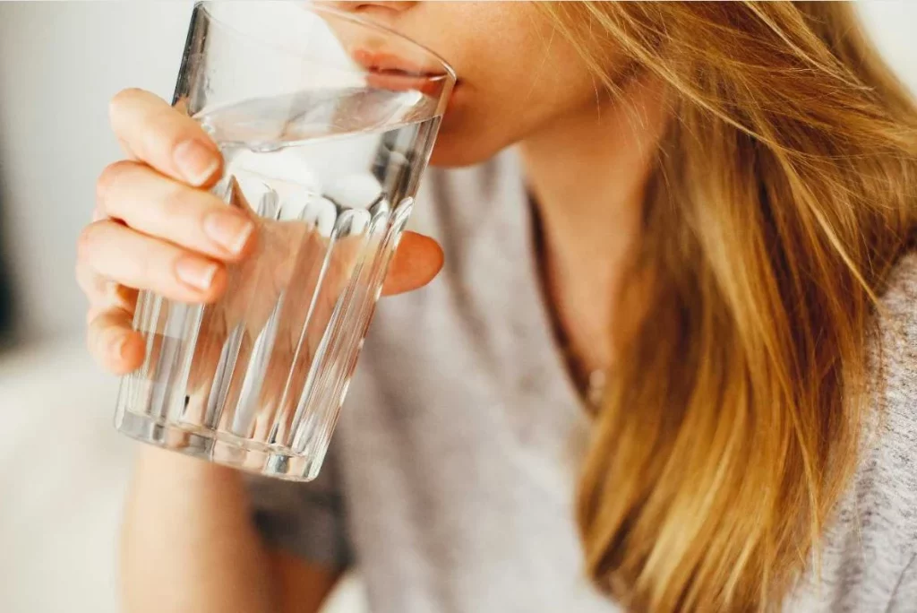 El hábito post-vacacional que podría estar dañando tu salud sin que lo sepas 1 Moncloa ¿Cómo recuperar el hábito de tomar agua?