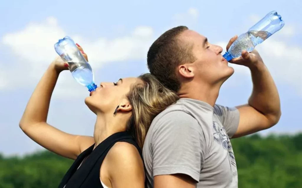 El hábito post-vacacional que podría estar dañando tu salud sin que lo sepas 2 Moncloa Siempre debes priorizar el hábito de tomar agua