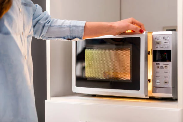 Estos son los 3 alimentos que no deberías calentar en el microondas