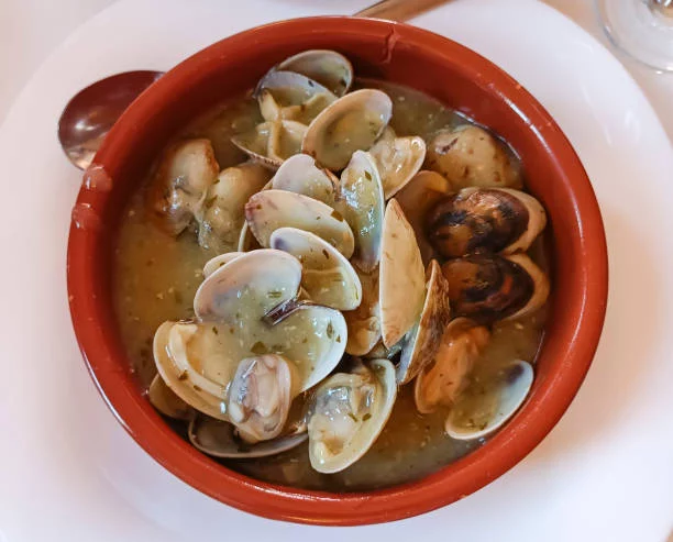 Almejas a la marinera con un toque de mantequilla de limón: elegancia para un clásico español
