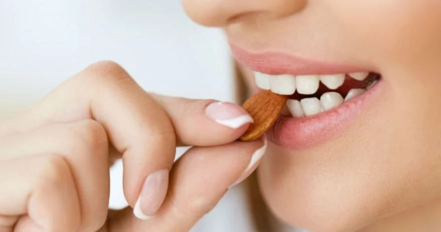 ¿Debemos dejar el huevo y comer más almendras?