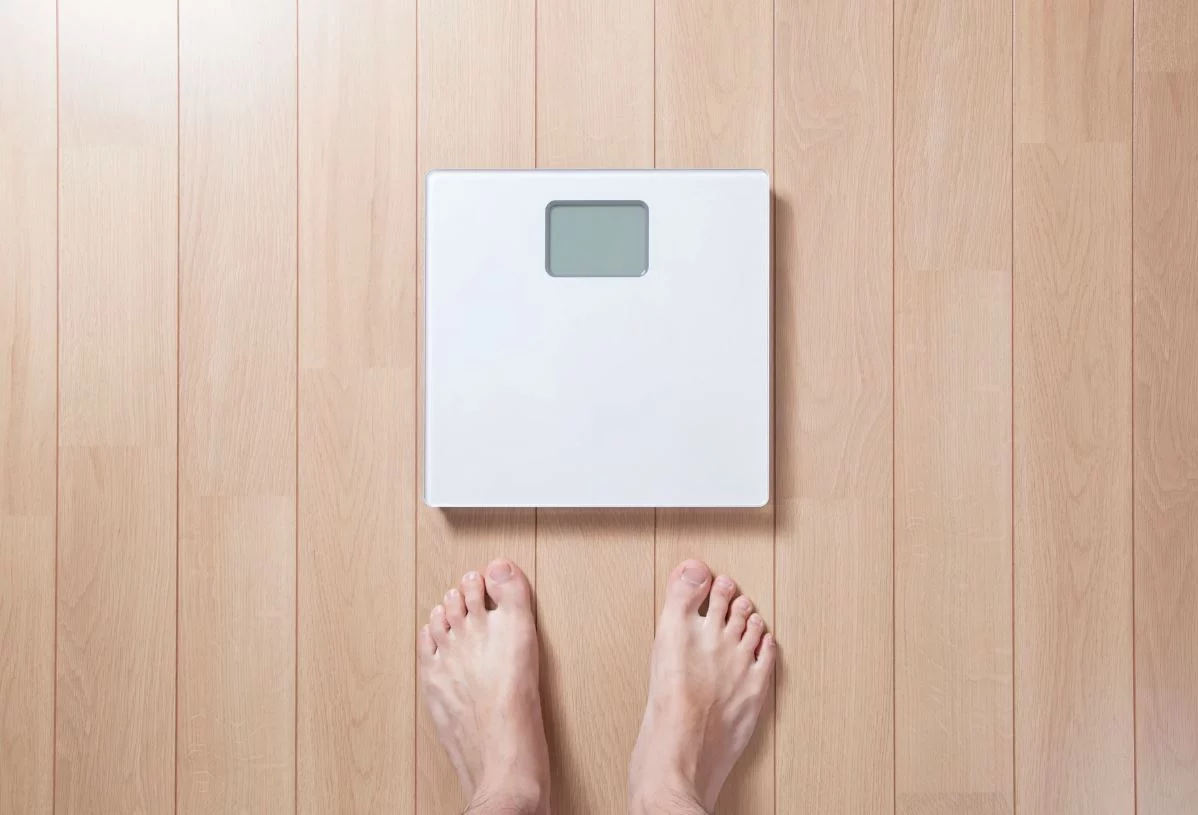 Encuentra en Amazon la báscula inteligente que monitoriza tu avance en el gym a precio de regalo