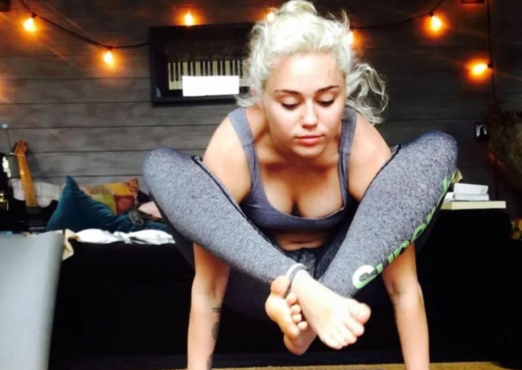 Qué es el Ashtanga Yoga, la rutina de Miley Cyrus para verse tonificada que puedes hacer en tu casa 2 Moncloa ¿Por qué Miley Cyrus hace ashtanga yoga?
