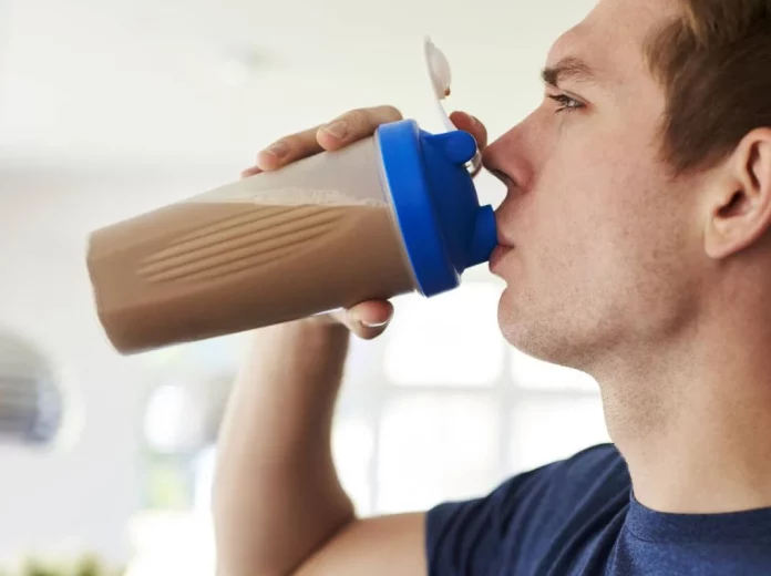 Olvídate de los batidos mentirosos: descubre la bebida que hace crecer tus músculos y mejora tu rendimiento en el gimnasio